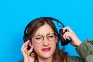 FONE DE OUVIDO CAUSA PERDA AUDITIVA?