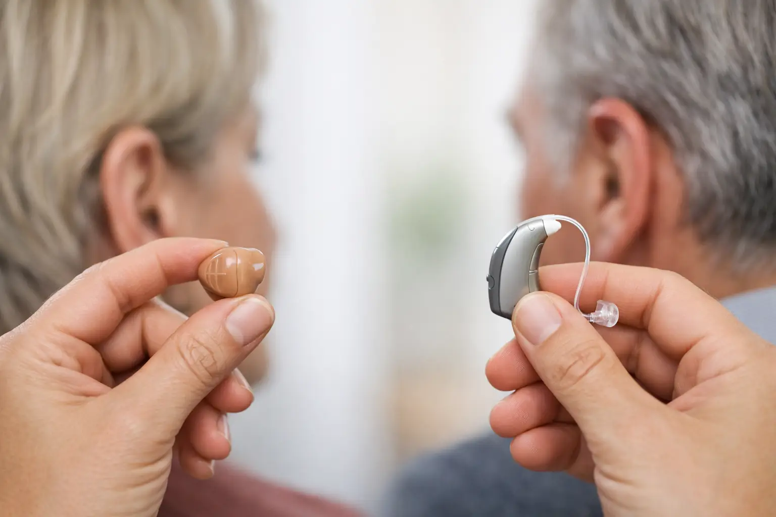 Diferença entre aparelho auditivo intra e retroauricular