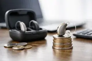 Por que aparelhos auditivos custam caro?